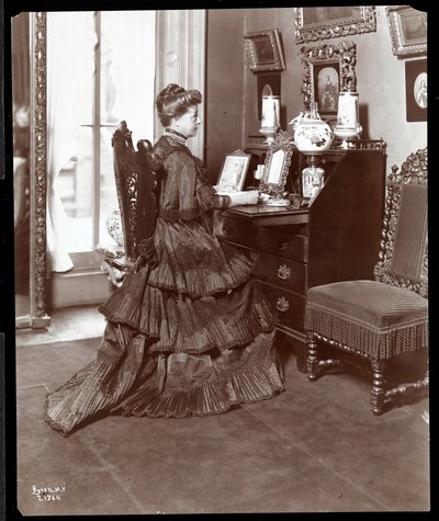 Mevrouw K. Duer aan haar bureau, New York, 1906 door Byron Company